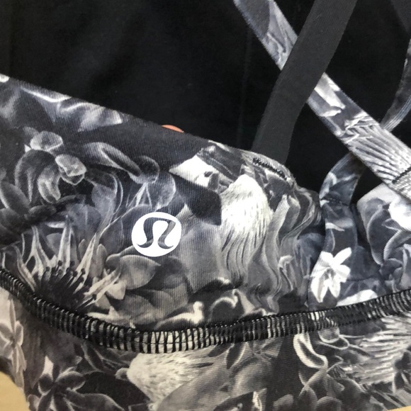Lululemon Energy Bra in Flowabunga Black Angel - Picture 4 of 5
